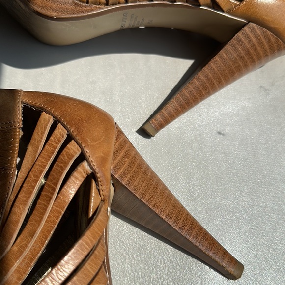 Very comfortable platform sandals. Nice tan leather. - Picture 5 of 9